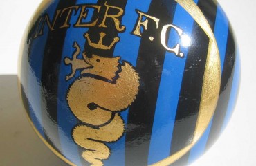 Sfera in legno dipinto