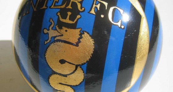 Sfera in legno dipinto